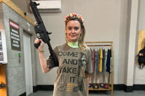Deputada bolsonarista posta foto com arma e faz referência a Lula