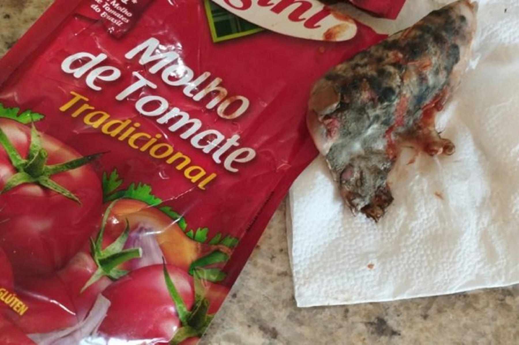 Material encontrado no molho de tomate foi encaminhado para perícia