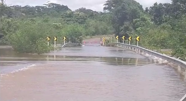 Trecho da BR 222, na ponte sobre o Rio dos Matos, é interditado