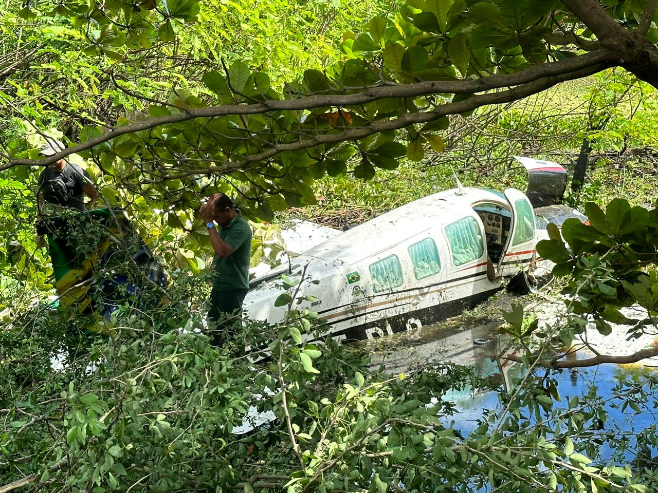Avião fez pouso forçado e caiu em lagoa no bairro Poti Velho