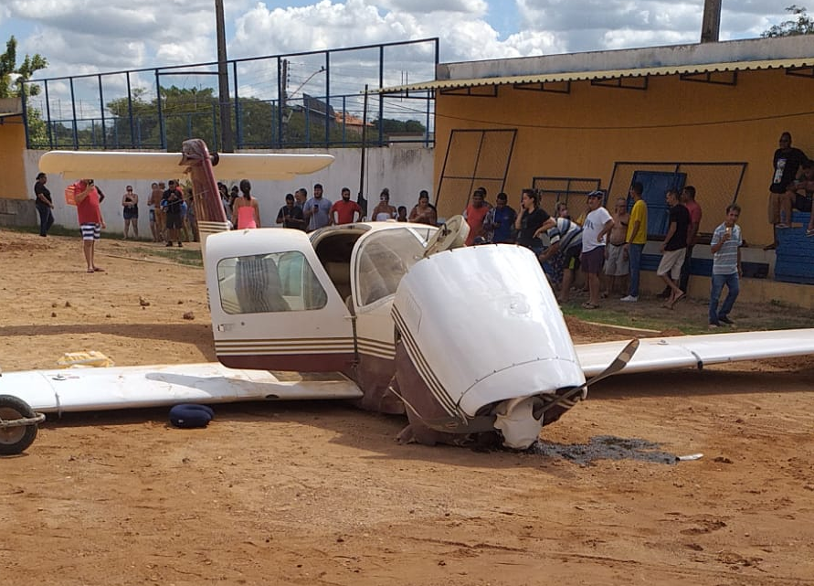 Avião cai no Campo do Bariri