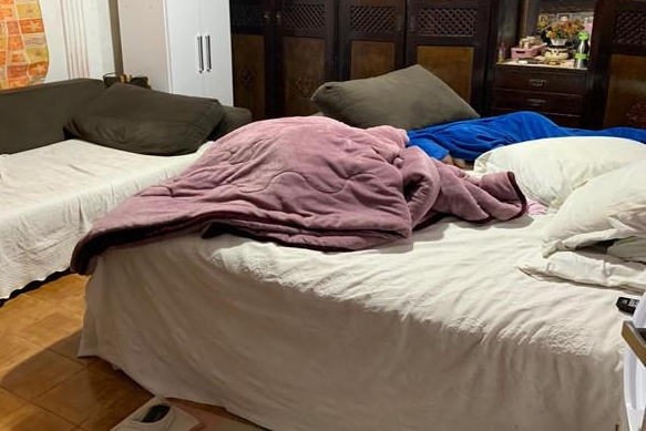 A doméstica dormia no sofá próximo da cama de sua empregadora