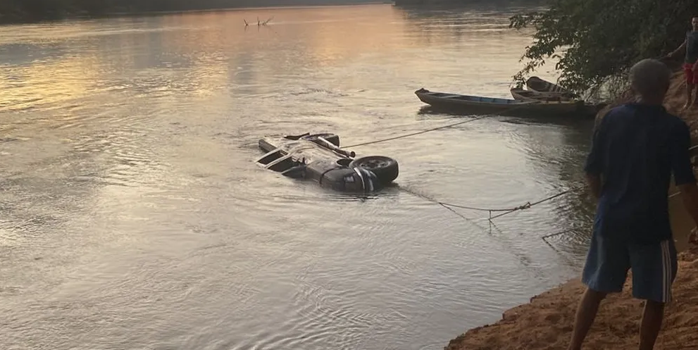 Carro cai de balsa durante travessia para o Piauí