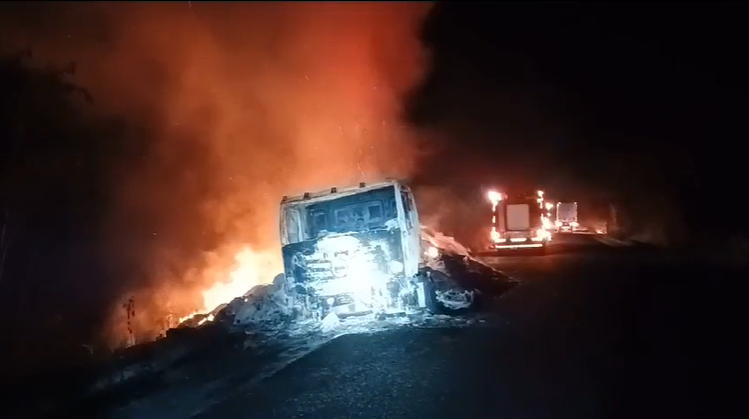 Caminhão sendo consumido pelo fogo