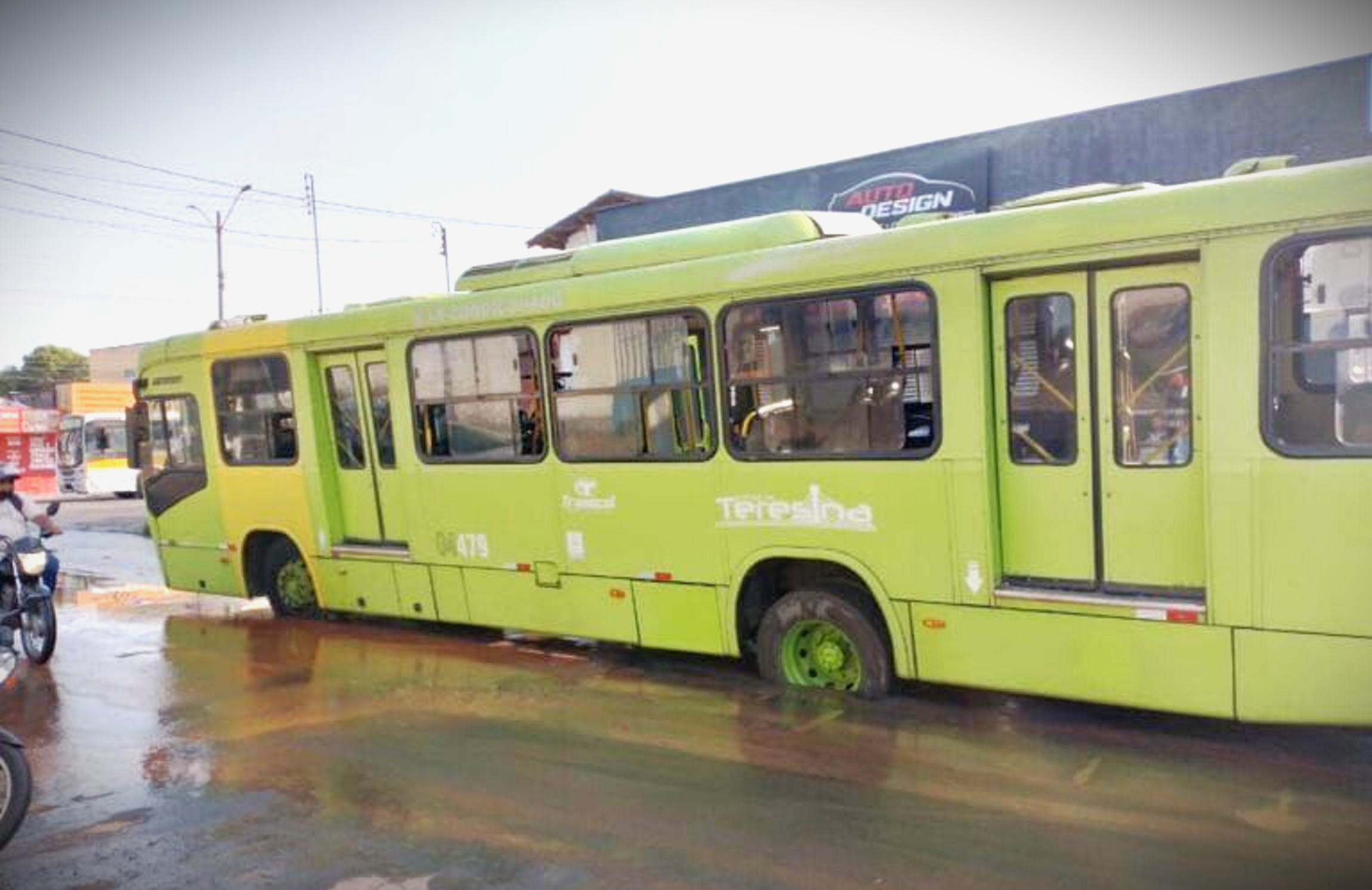 Ônibus fica preso em buraco no bairro Vermelha