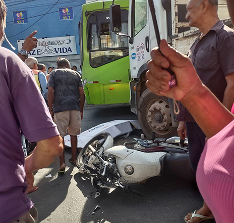 O ex-PM conduzia a motocicleta quando foi atingido pelo caminhão