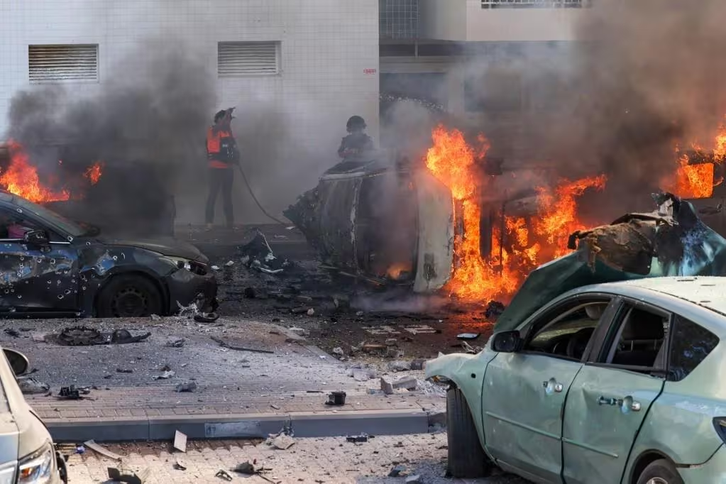 Incêndio provocado por ataque com foguete vindo de Gaza