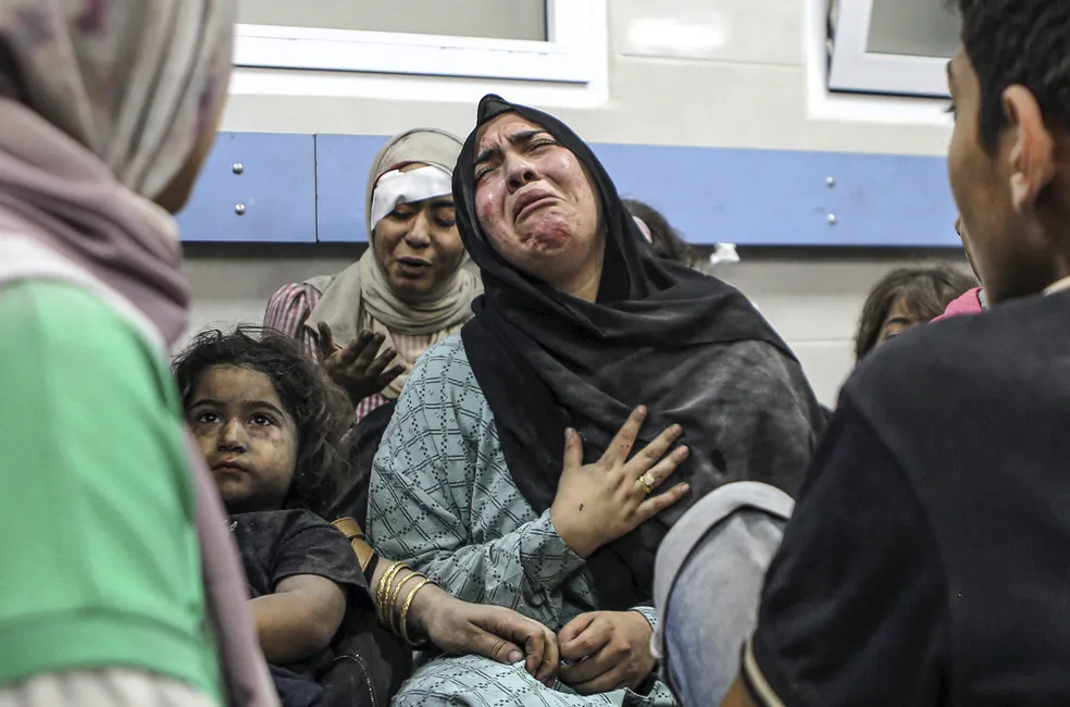 Palestinos feridos aguardam tratamento no hospital al-Shifa, na cidade de Gaza, centro da Faixa de Gaza