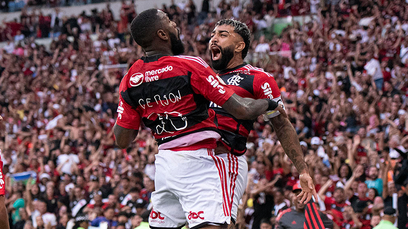 Gerson e Gabigol comemoram o gol da vitória