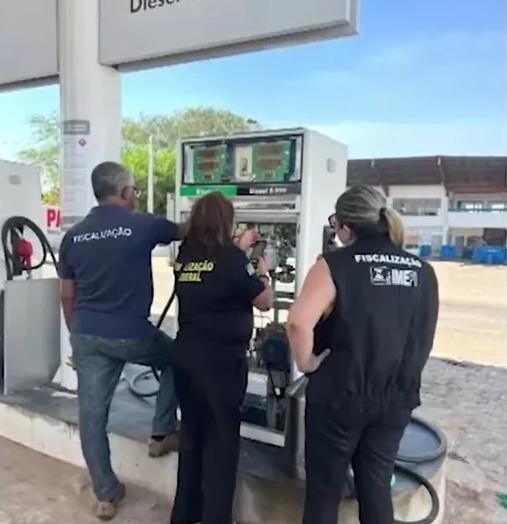 Equipe do Procon durante fiscalização aos postos de combustíveis
