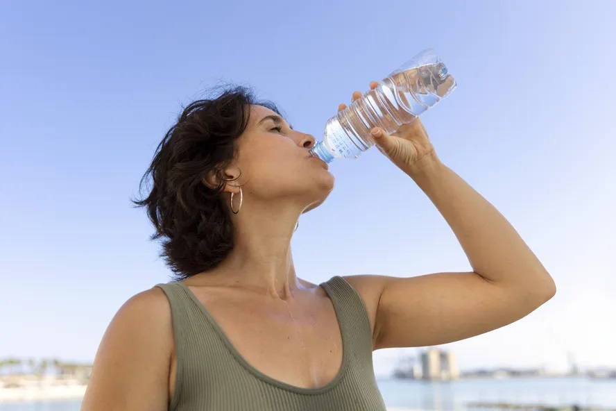 É preciso beber água para evitar problemas nos rins