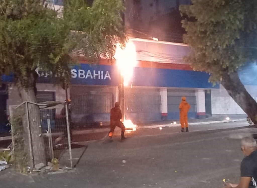 Fiação pega fogo sobre lojas no centro de Teresina