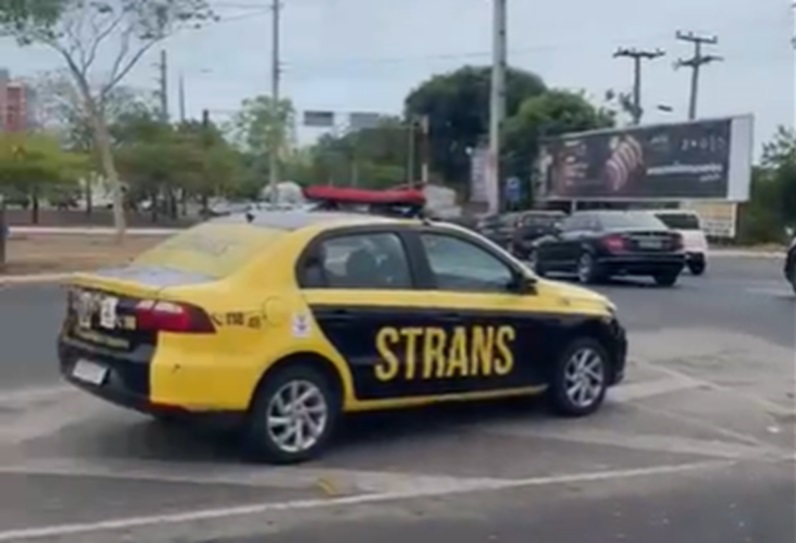Agentes da Strans estão nos locais de congestionamento
