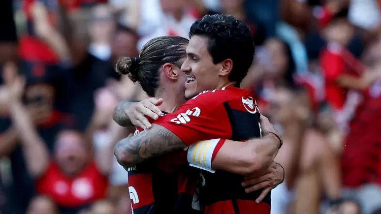 Pedro abraça Filipe Luis após marcar em Flamengo x Cuiabá