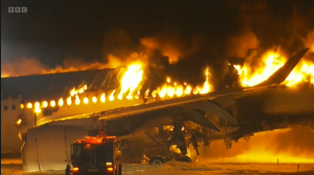 Avião em chamas após colisão no Japão