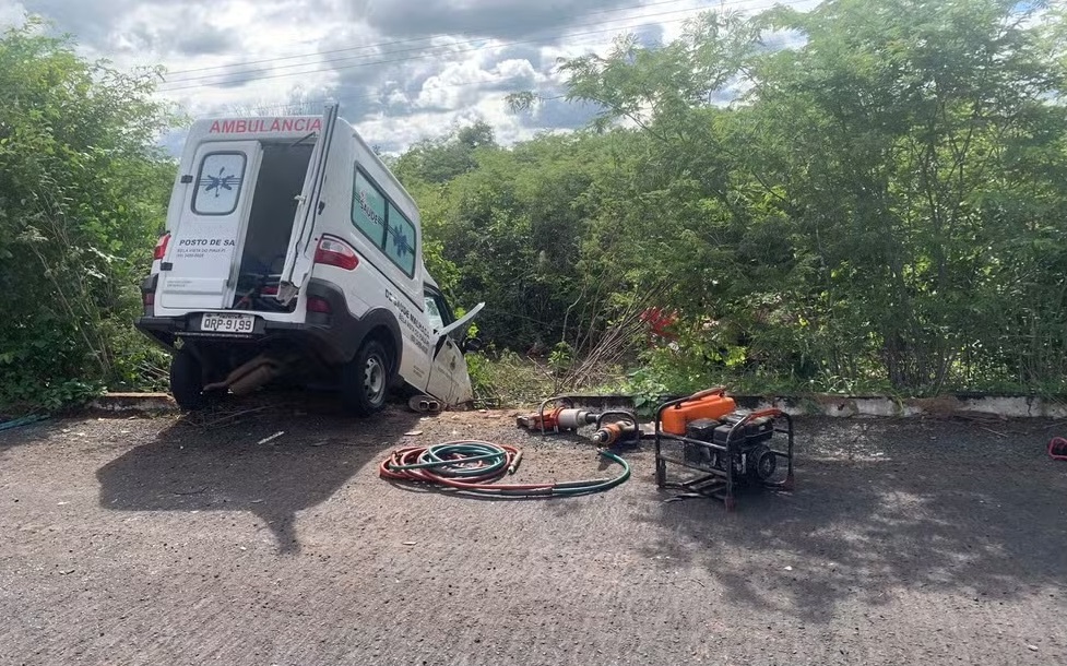 A ambulância da Prefeitura de Bela Vista do Piauí colidiu com um carro de passeio
