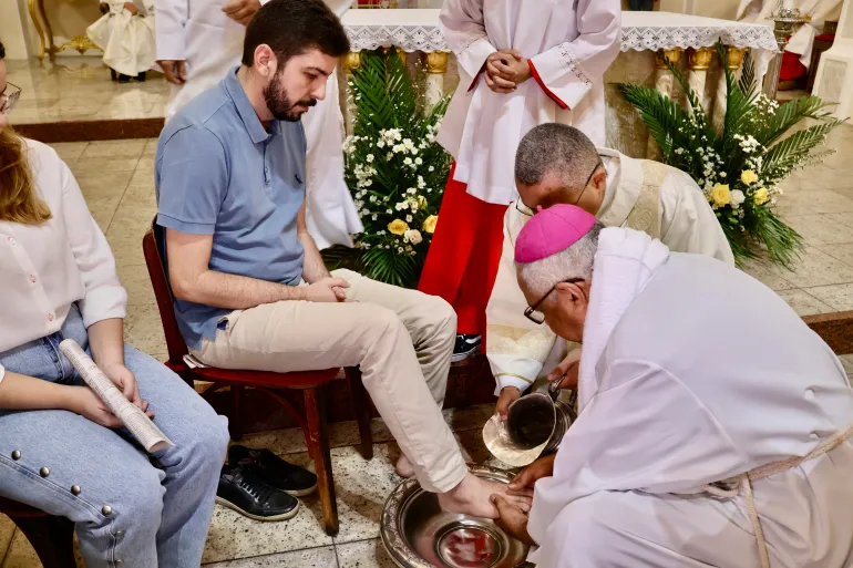 O arcebispo lavou os pés de 12 fiéis que fazem parte da vida paroquial da Catedral