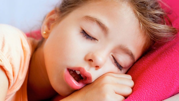 Dormir com a boca aberta enfraquece a musculatura orofacial e provoca problemas nos dentes e maxilar