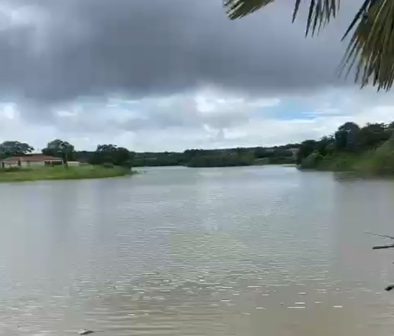 A Prefeitura de Pimenteiras alertou a população sobre o risco de rompimento da parede do açude do Pantanal