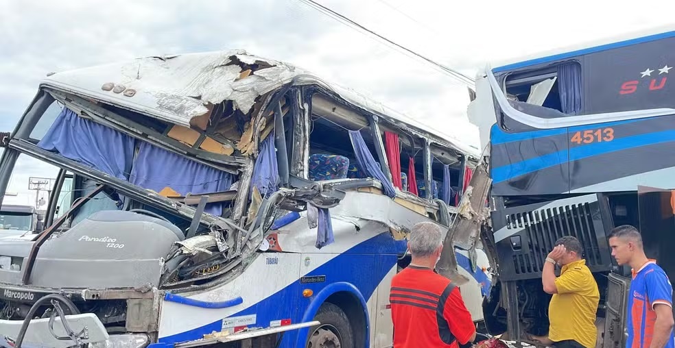 Ônibus invadiu posto de combustíveis e bateu em caminhão estacionado em Limeira (SP)