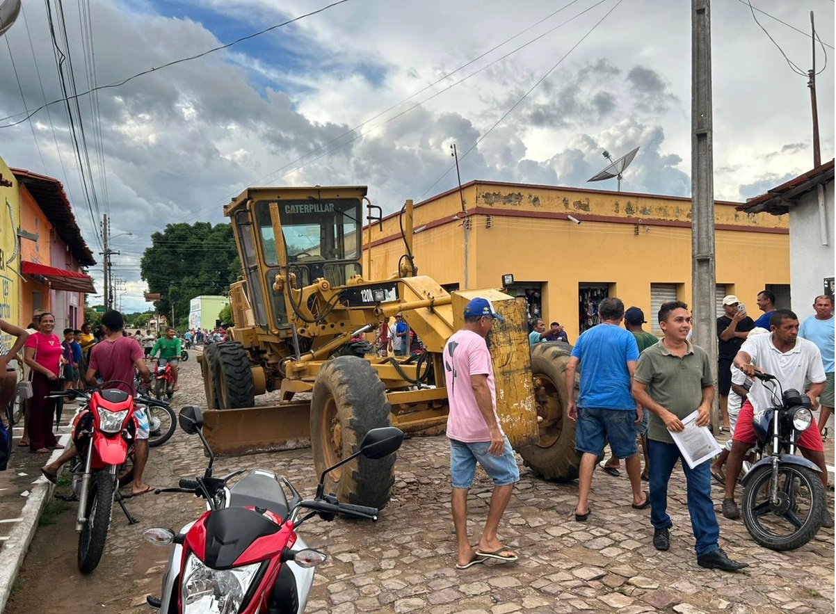Segundo populares, o prefeito mandou colocar uma máquina na rua para impedir a realização da obra do governo