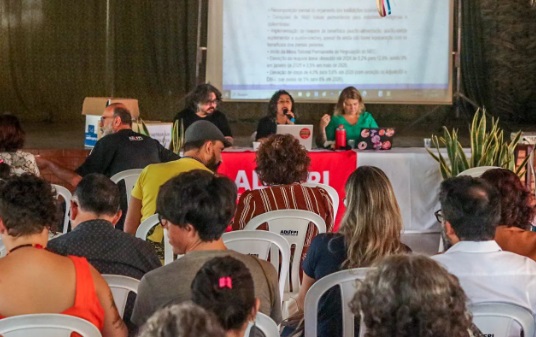 Os docentes decidiram manter a greve durante Assembleia Geral Extraordinária