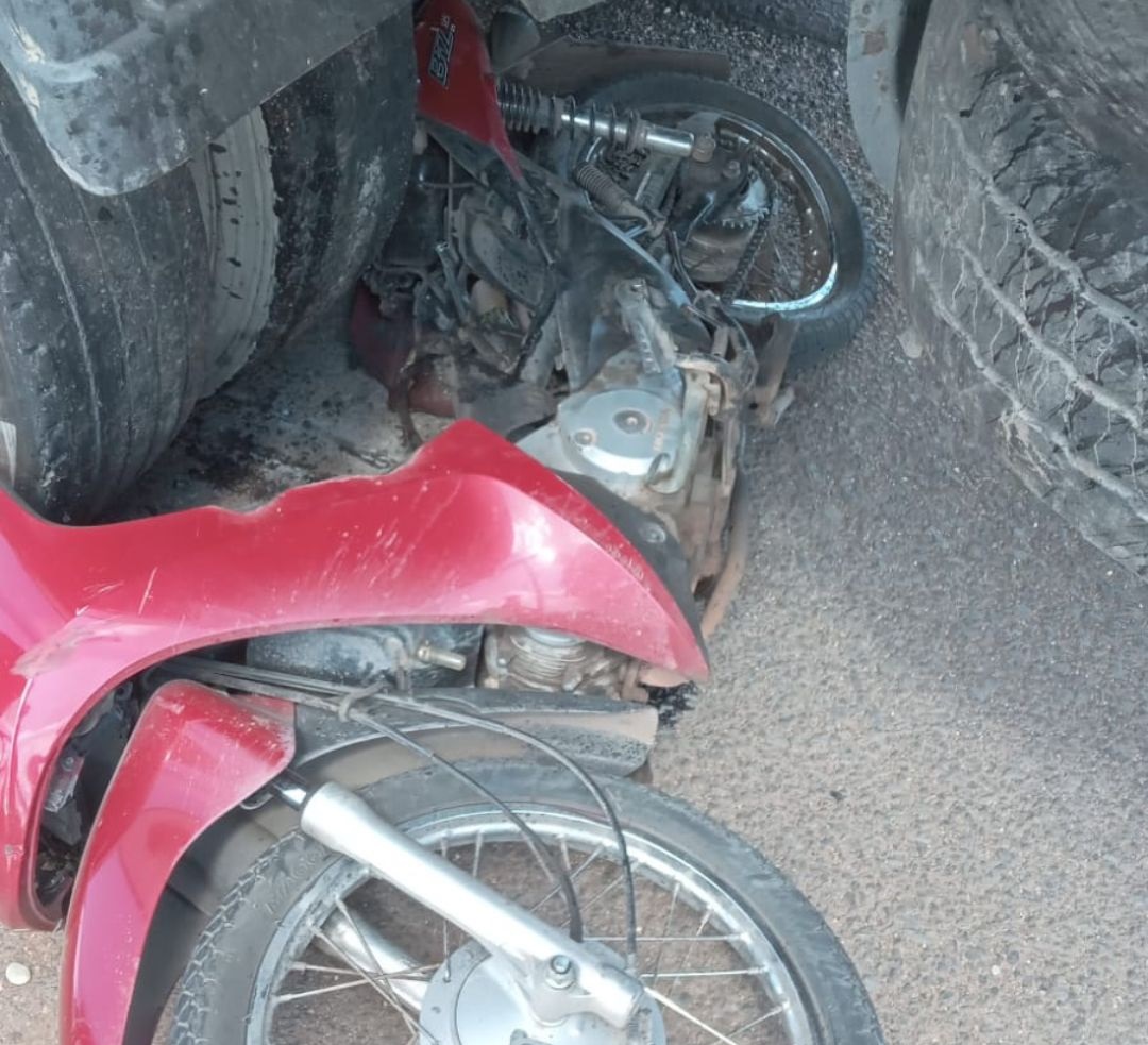 A moto da vítima ficou debaixo dos pneus do caminhão
