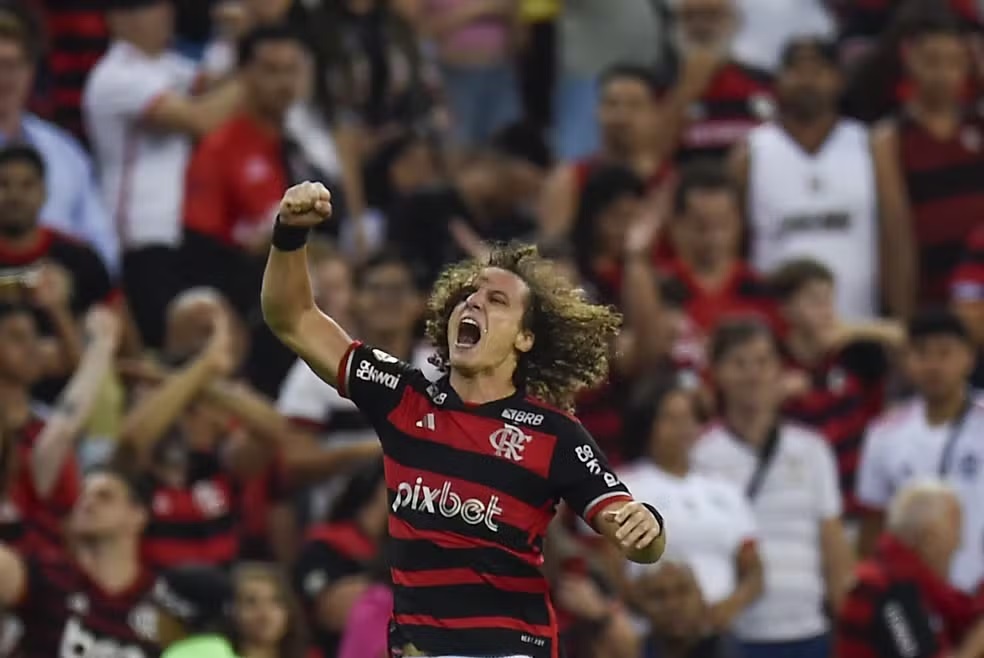David Luiz comemorando o gol da vitória do Flamengo sobre o Bahia