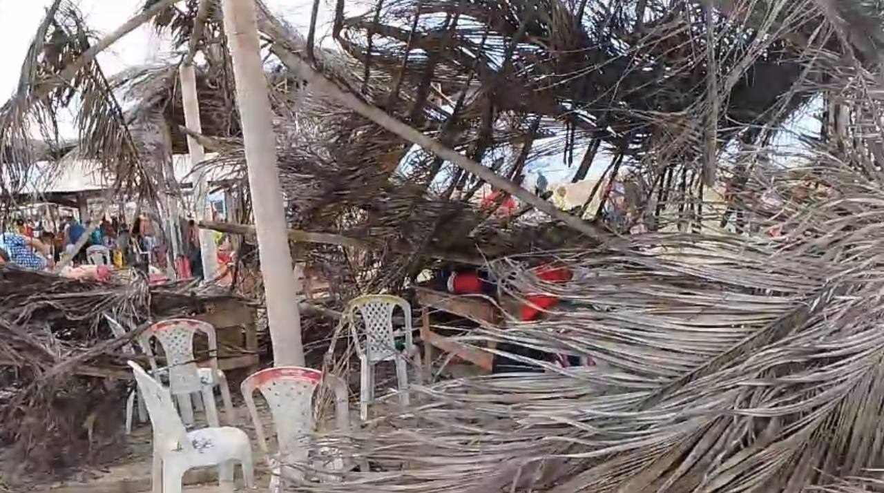 A barraca que desabou fica na Praia de Atalaia, em Luís Correia