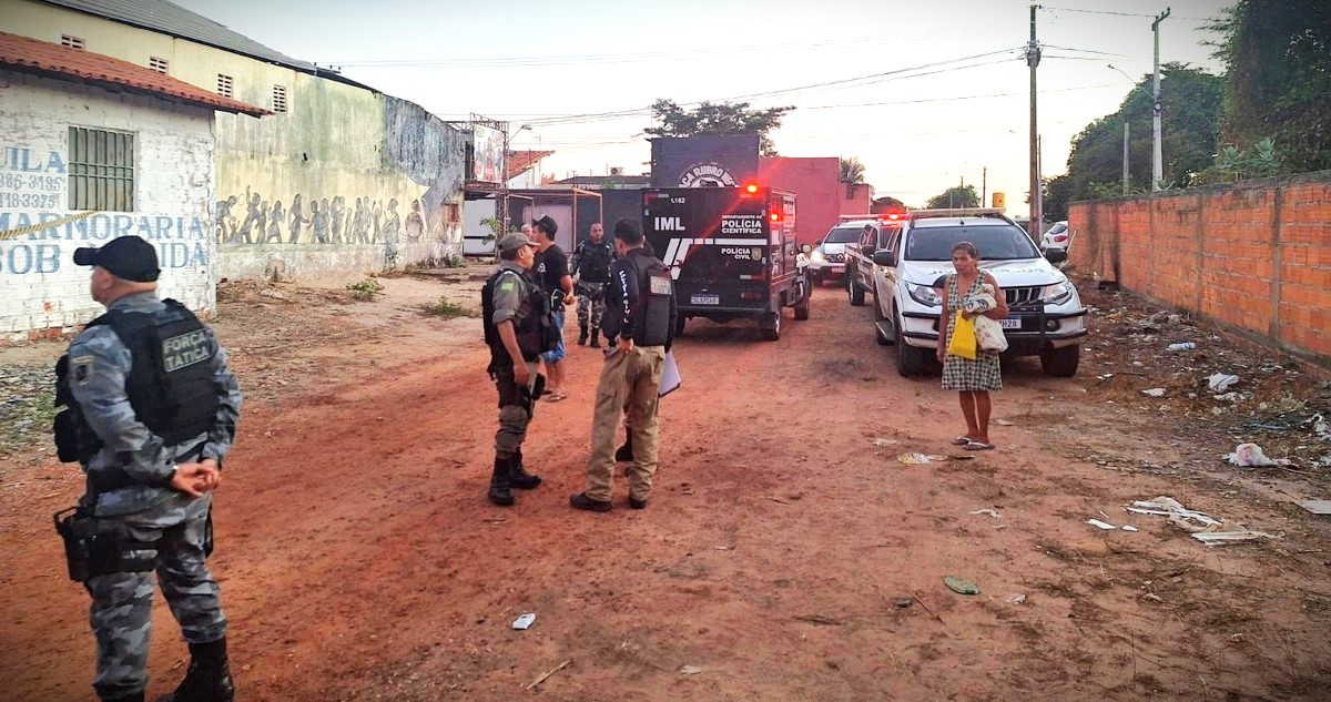 Os homens levaram a adolescente para uma rua escura e posteriormente ela foi encontrada morta