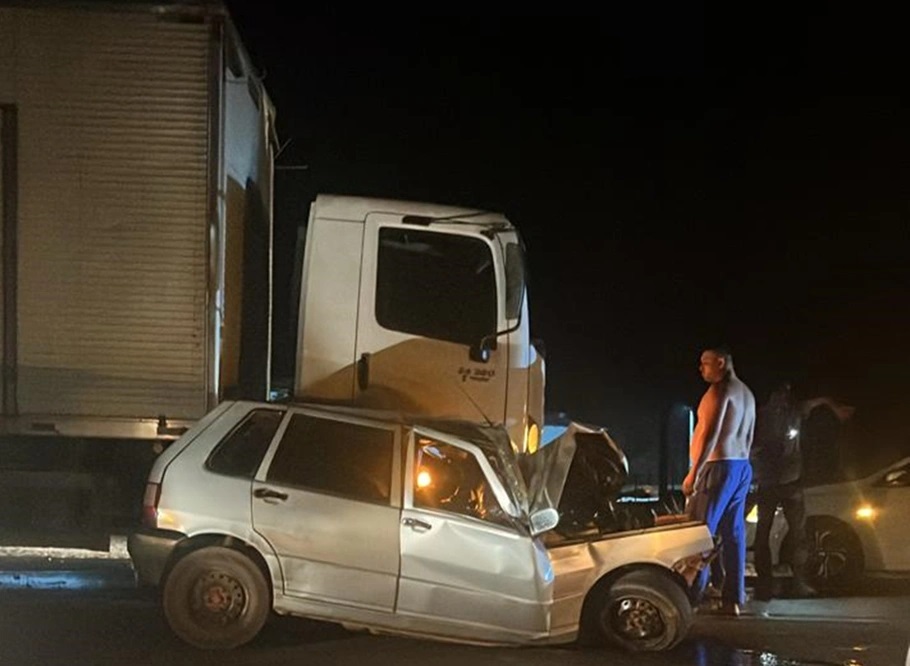A vítima dirigia o Fiat Uno quando teria entrado na contramão e colidido com o caminhão