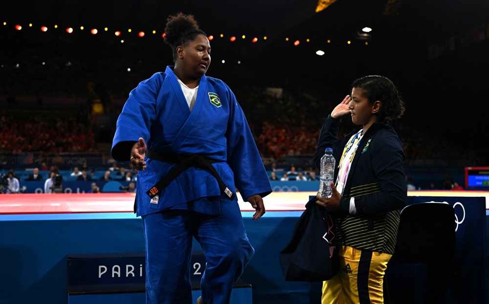 Bia Souza e Sarah Menezes na disputa da semifinal do judô feminino em Paris