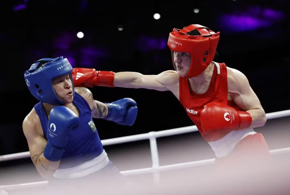 Kellie Harrington golpeia Bia Ferreira nas semifinais das Olimpíadas de Paris 2024