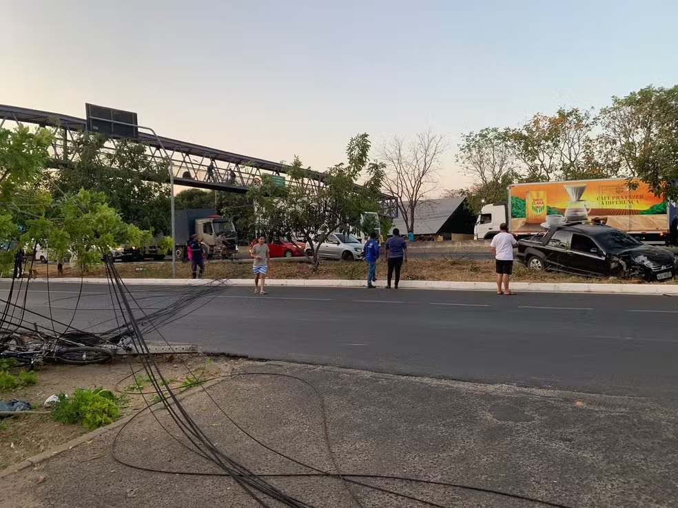 Um caminhão passou pelo local e saiu arrastando a fiação