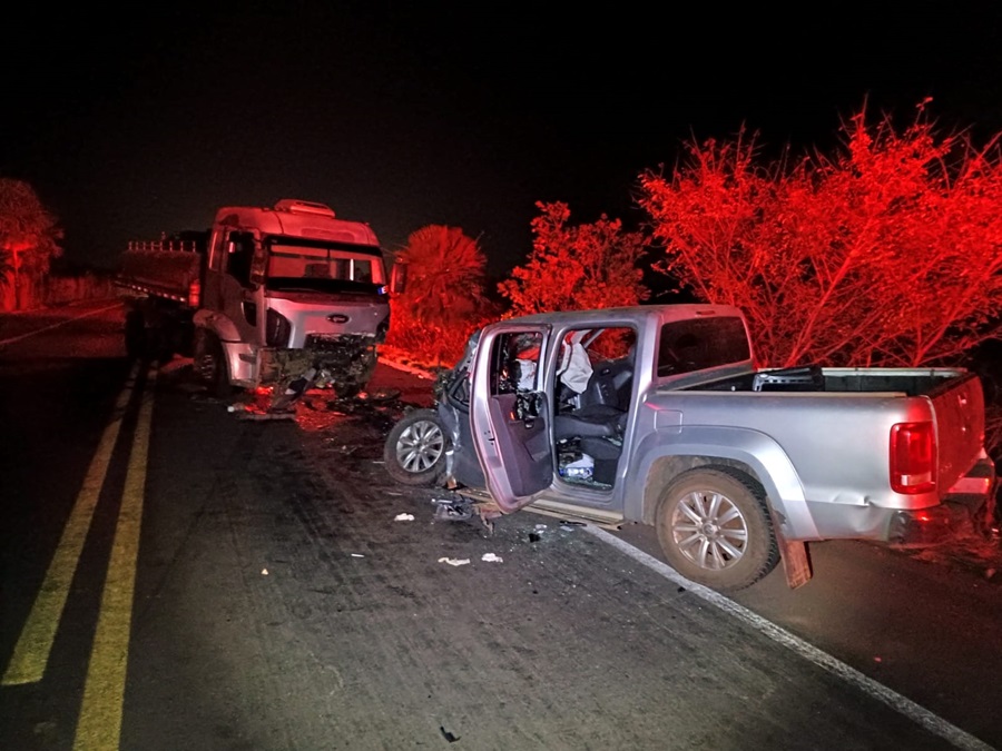 O policial conduzia a picape quando bateu de frente com o caminhão