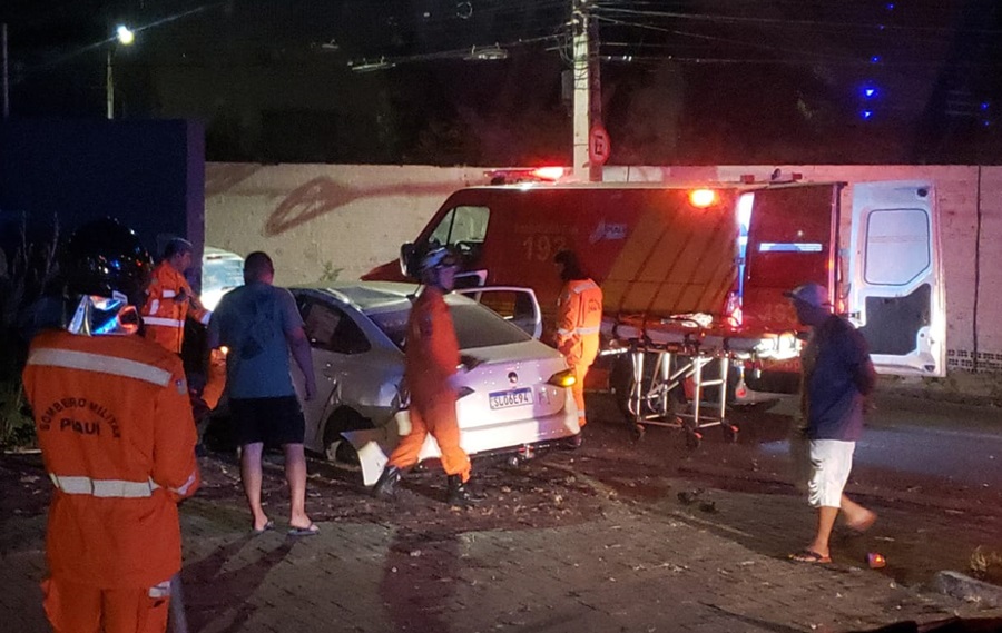 Corpo de Bombeiros fez a remoção da vítima das ferragens do veículo