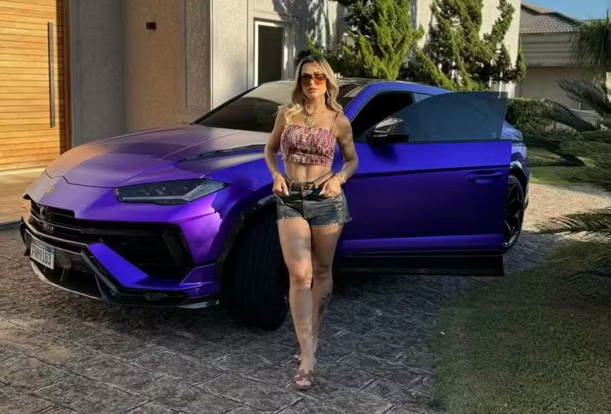 Deolane Bezerra com veículo de luxo Lamborghini Urus. O carro era de dono de empresa de apostas