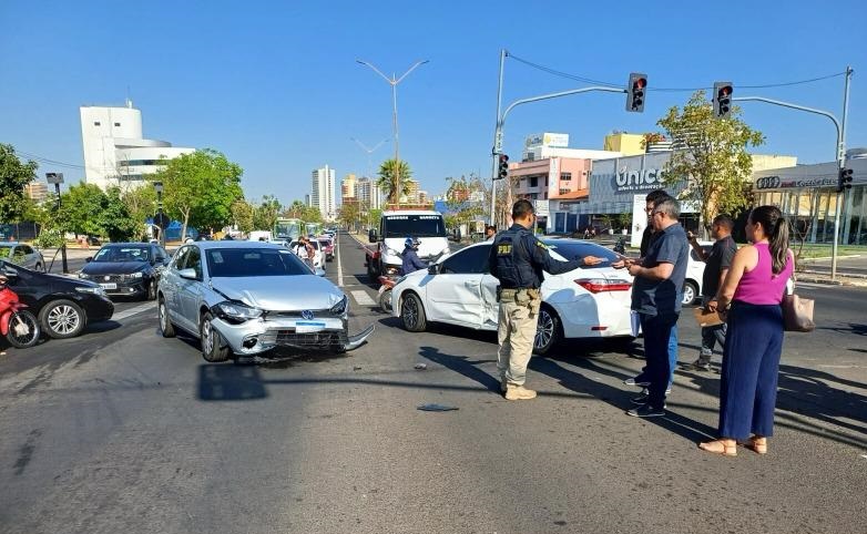 A batida envolveu dois carros e uma motocicleta