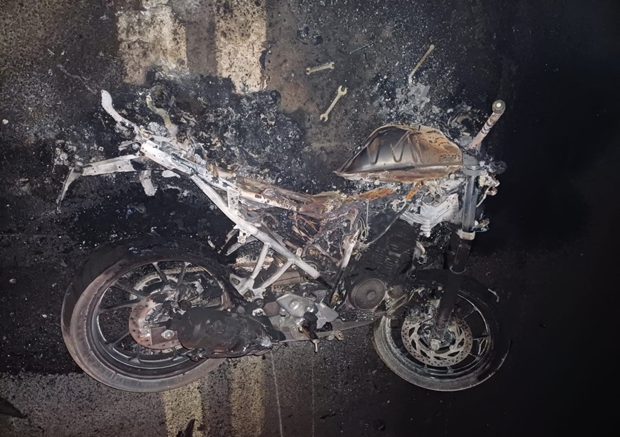 O motociclista de 30 anos morreu na hora e a moto foi totalmente consumida pelas chamas