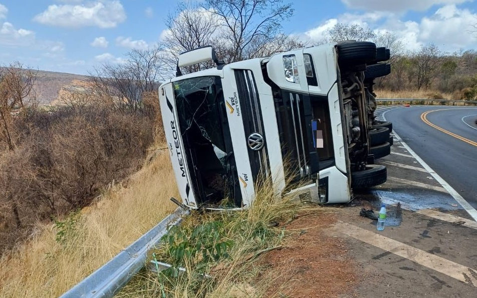 O caminhão tombou em um trecho conhecido como 'Ladeira de Fátima’