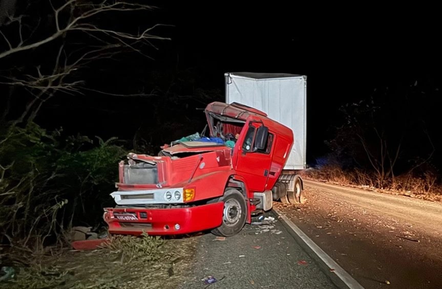 Carreta envolvida no acidente ficou bastante destruída