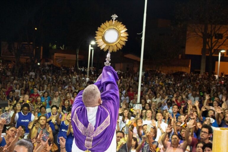 A Missa da Misericórdia é celebrada pelo padre Nilton Pereira