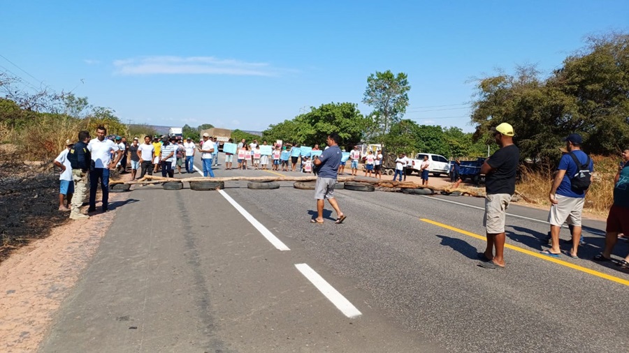 Moradores fazem manifestação na BR-135 após duas crianças morrerem atropeladas