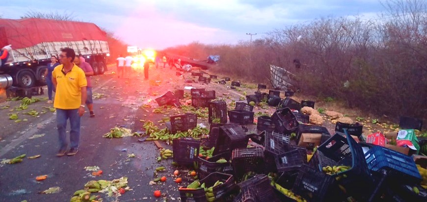 A carga de frutas ficou totalmente espalhada na rodovia