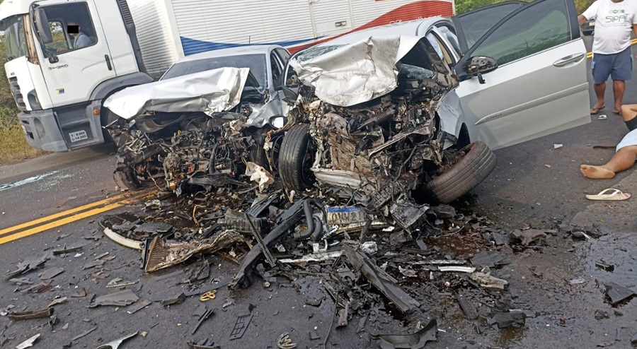 Grave acidente entre dois carros deixa 5 feridos em Altos