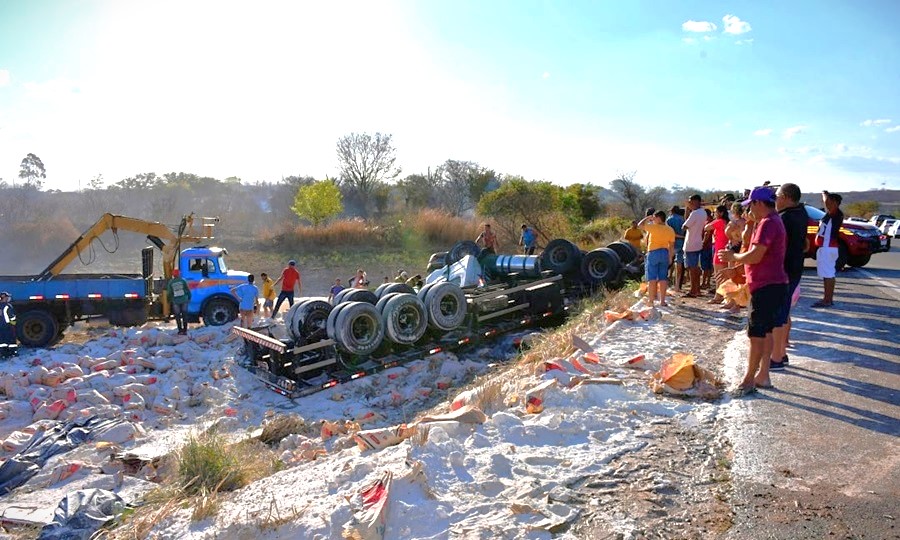 Carreta transportava farinha de trigo e parte da carga foi perdida