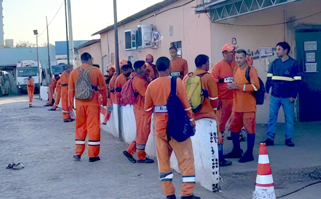 Trabalhadores da limpeza pública paralisam as atividades em Teresina