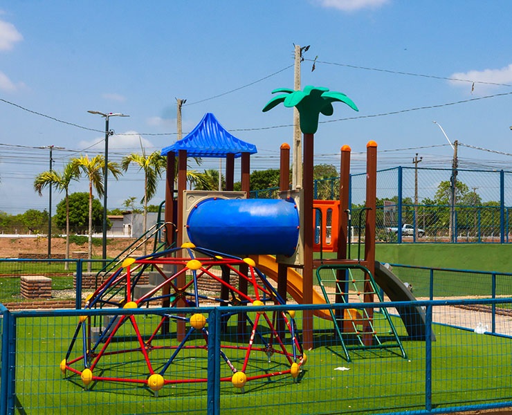 Playground instalado no bairro Joia