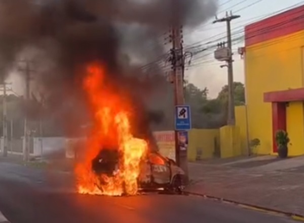 Carro pega fogo após acidente na zona Leste de Teresina