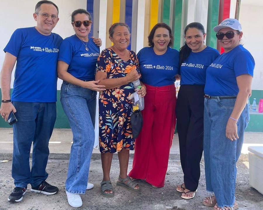 Lourena Alves de Holanda com a equipe da Seduc